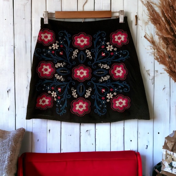 Francesca’s Miami Embroidered Floral Mini Skirt Size SMALL - Picture 4 of 9